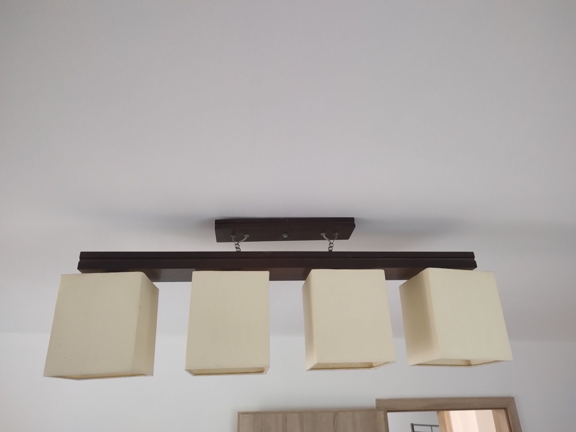 Lampa z elementami drewna