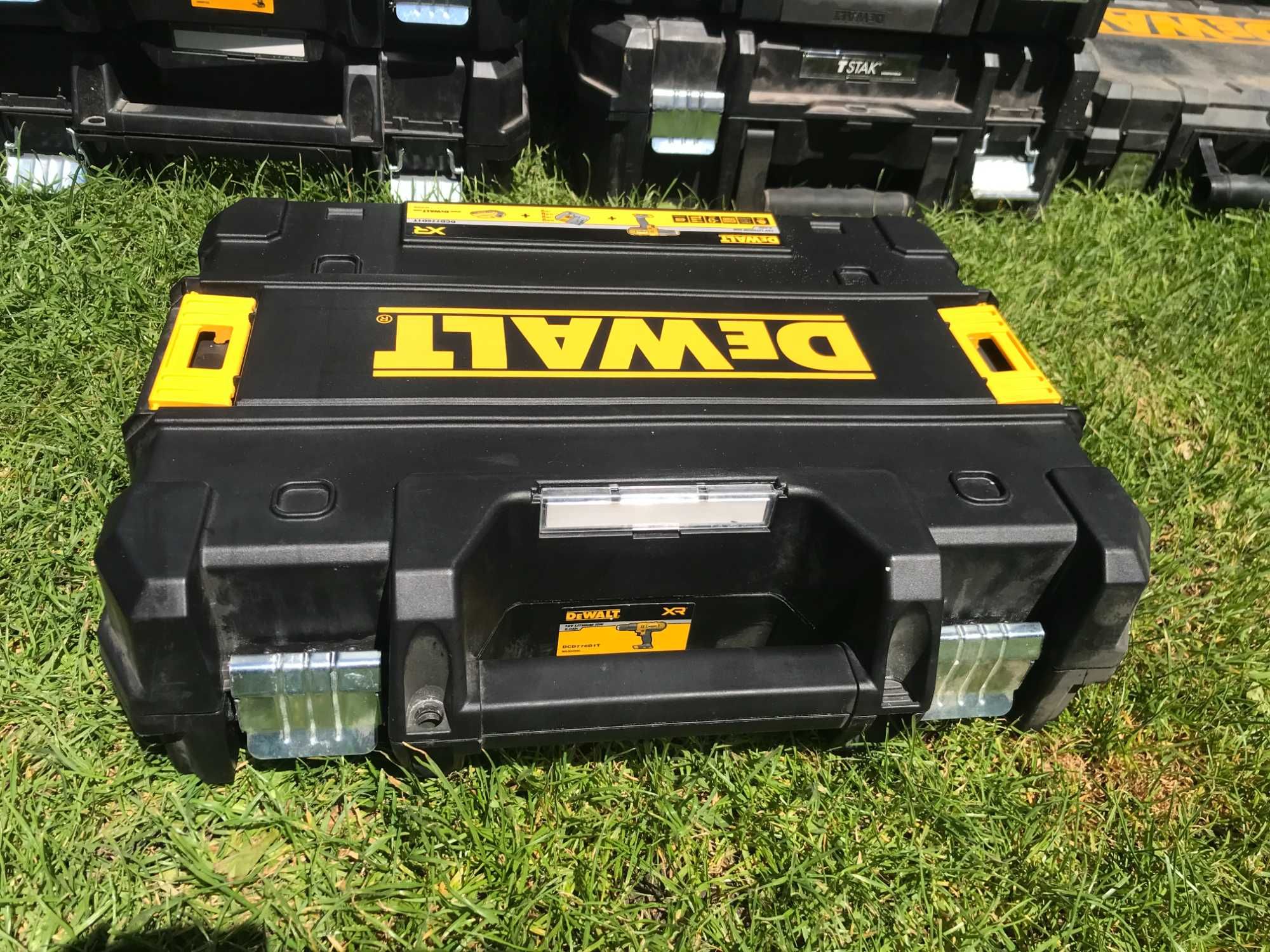 Ящик Dewalt для шуруповертів,для акумуляторів на 2Ан, оригінал