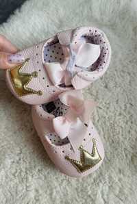 Buty niemowlęce niechodki chrzest roczek korona princess primark