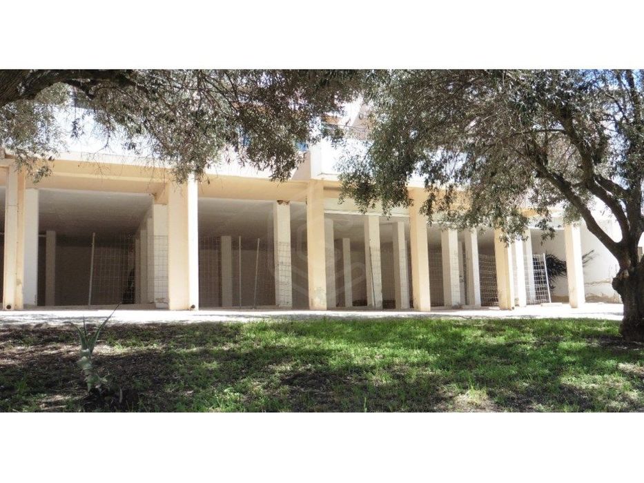 Loja em sub-cave, centro de Pechão, Algarve