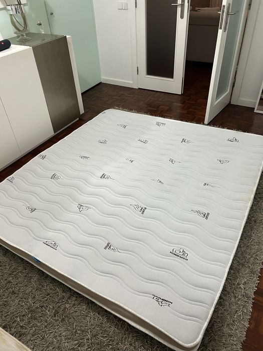 Sobre colchão novo, nunca foi usado, antialergico e anti fungos