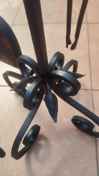 Stojak z akcesoriami do kominka