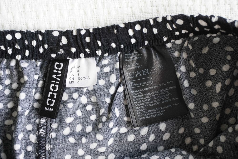 Czarne szorty w kropki z ozdobnymi troczkami letnie dziewczęce