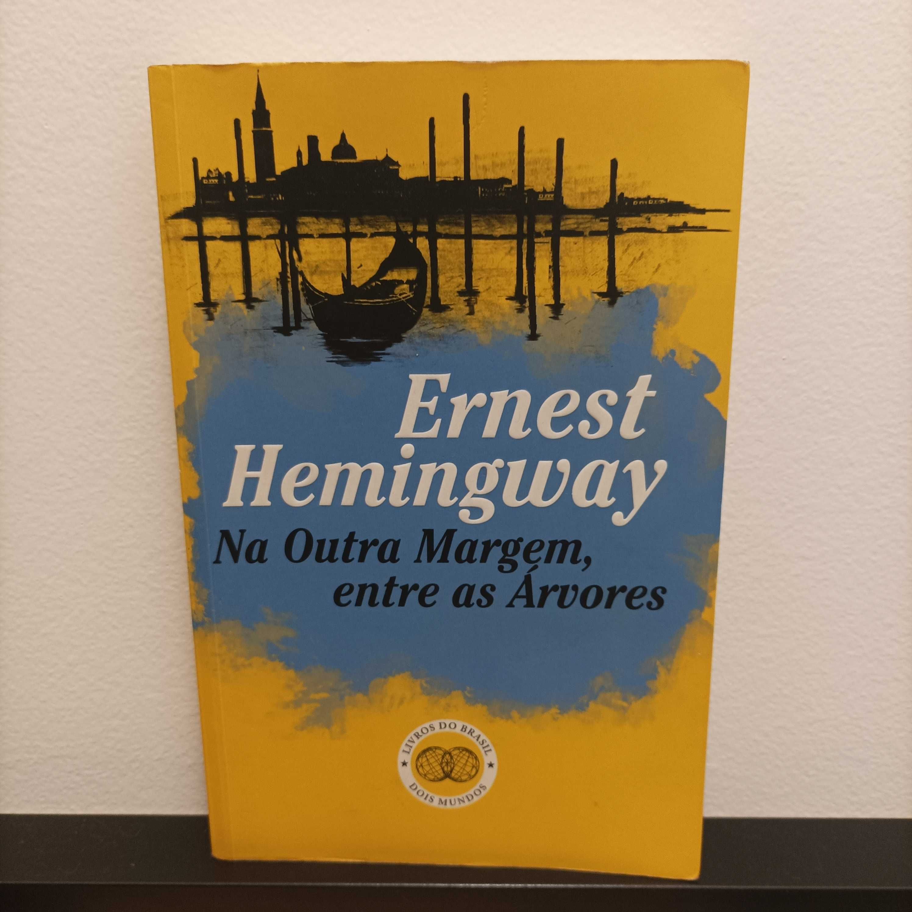 Livro de Ernest Hemingway "Na outra margem, entre as árvores"