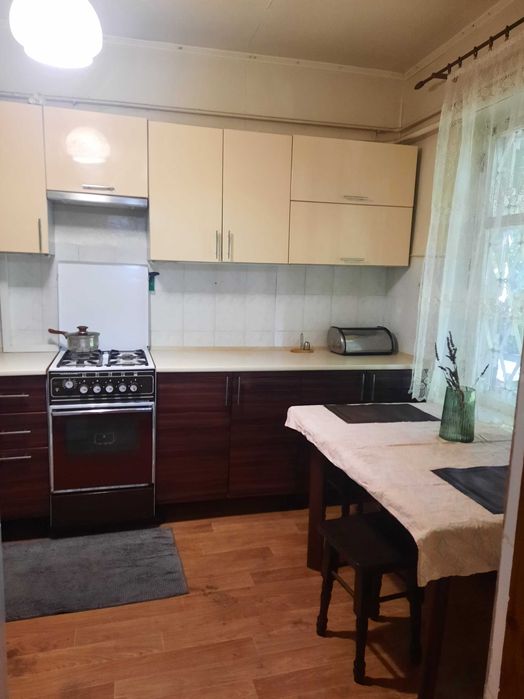 Продаж частини будинку з окремим двором,землею та зручностями.