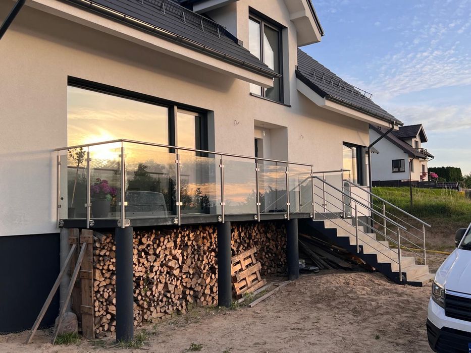 Balustrada nierdzewna z czarnym szkłem