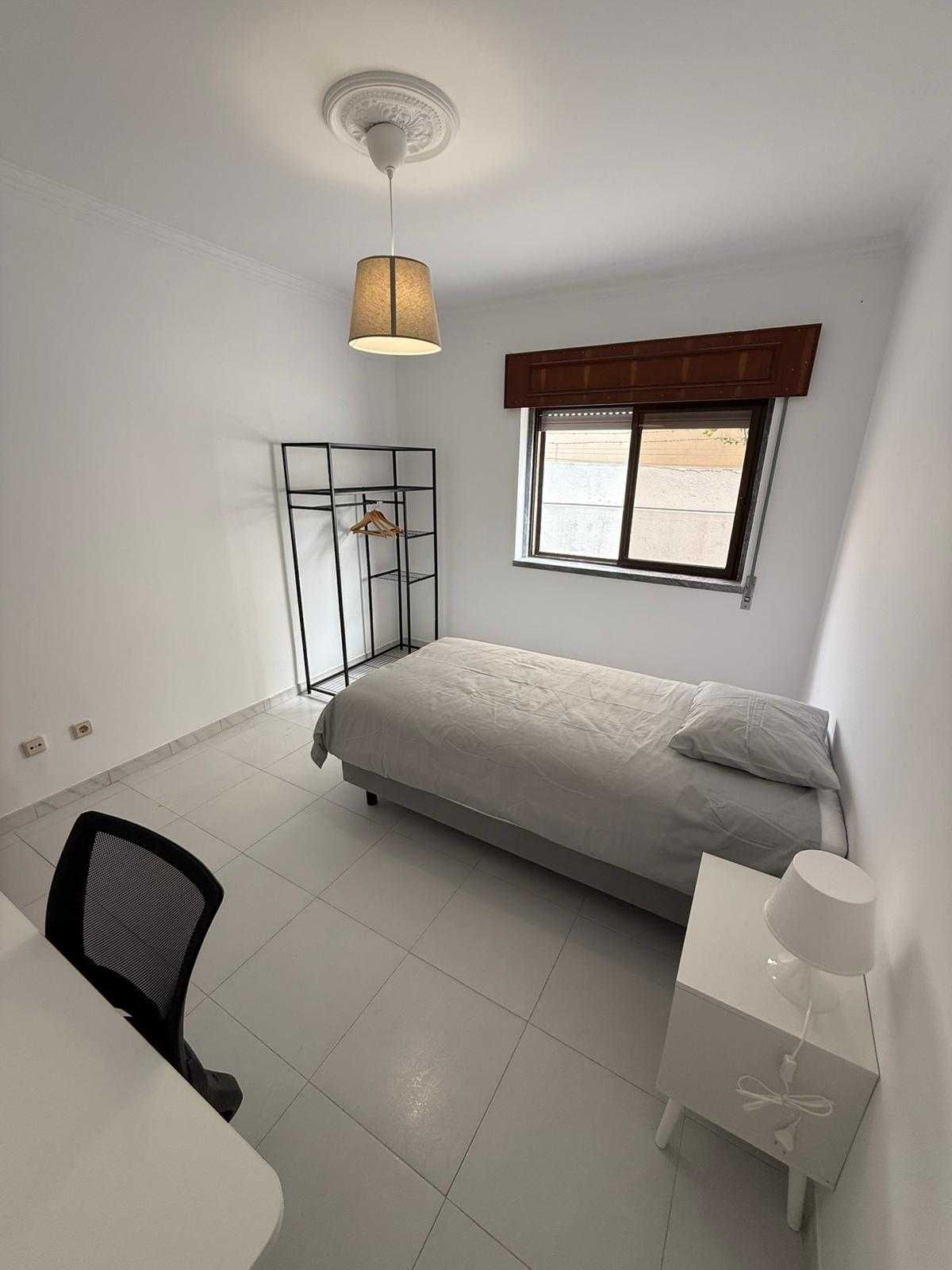 Quarto para arrendar a estudantes em moradia – Almada