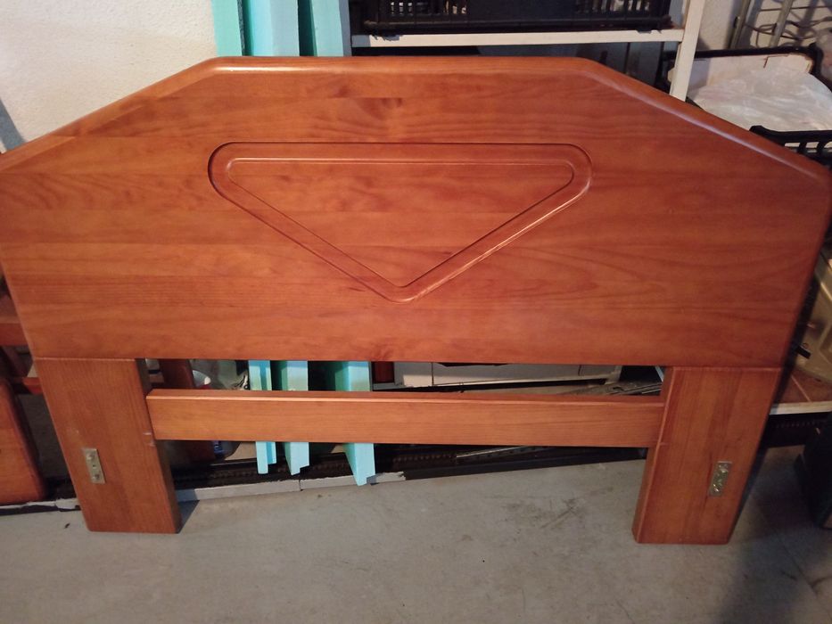 Cama solteiro corpo e meio de madeira