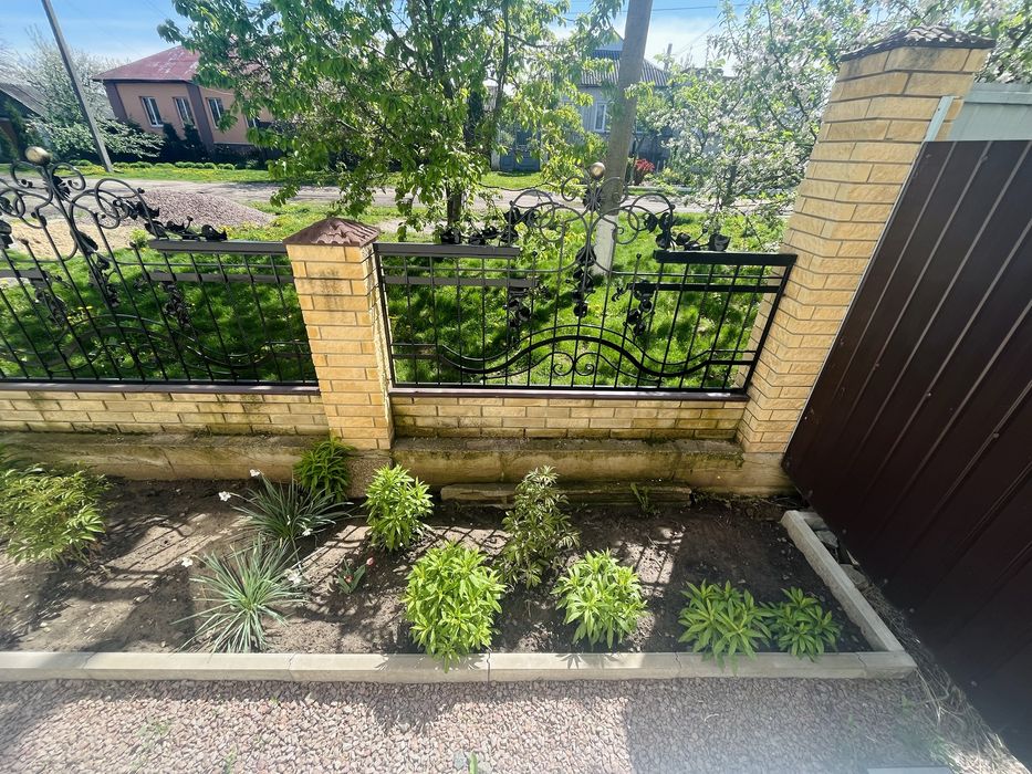 Будинок з ремонтом та терасою