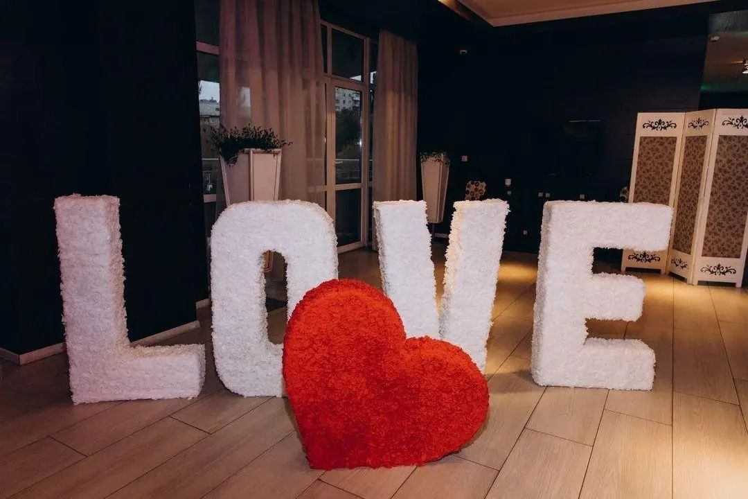 Буквы Love и ростовые цветы на 8 марта и 14 февраля свадьбу