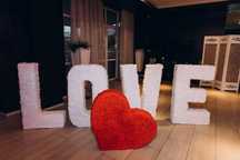 Буквы Love и ростовые цветы на 8 марта и 14 февраля свадьбу