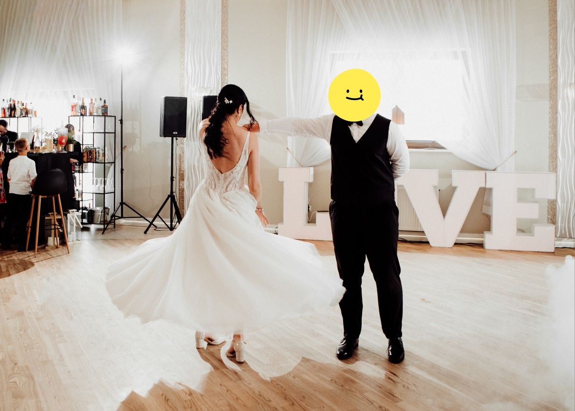 Suknia ślubna z brokatem