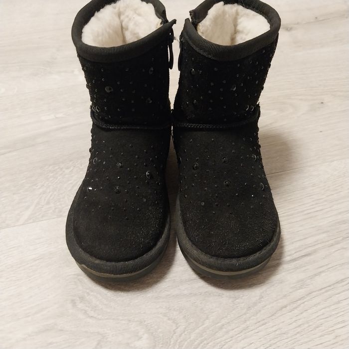 Угі на дівчинку дуже тепленькі