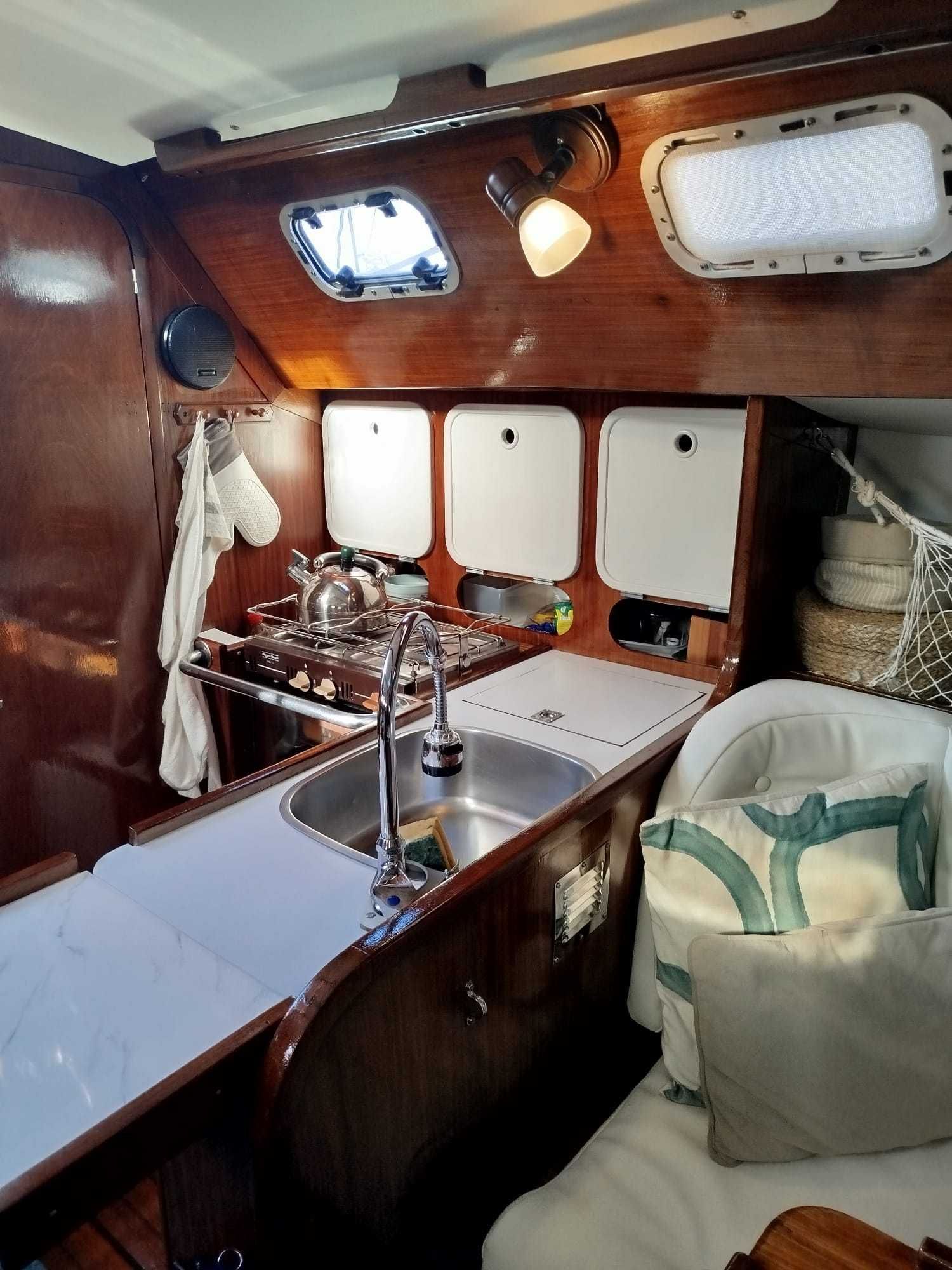 Veleiro Elan 31 – Interior renovado, roda de leme, pronto a navegar