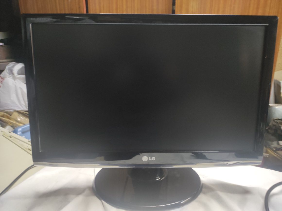 Монитор LG W2253S