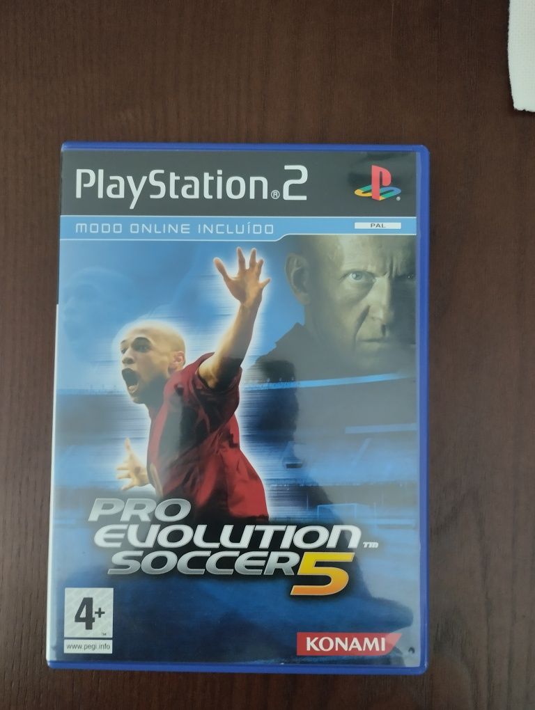 PS2 com vários jogos.