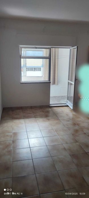 T1 muito ajeitado, na Reboleira á 5 minutos da estação.