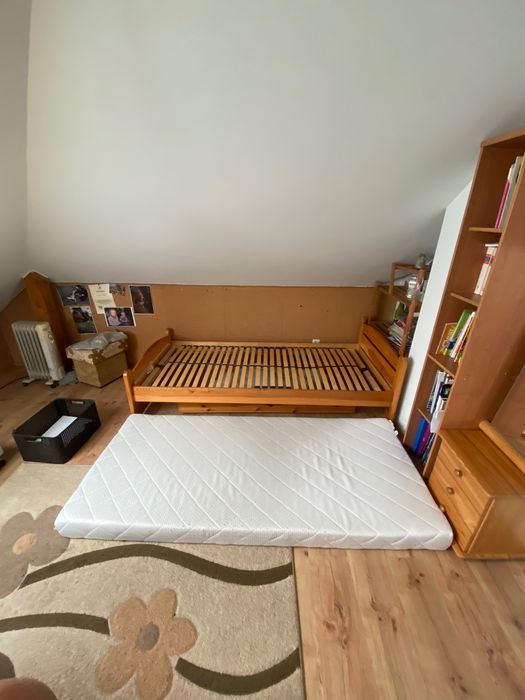Meble sosnowe - łóżko z materacem, biurko