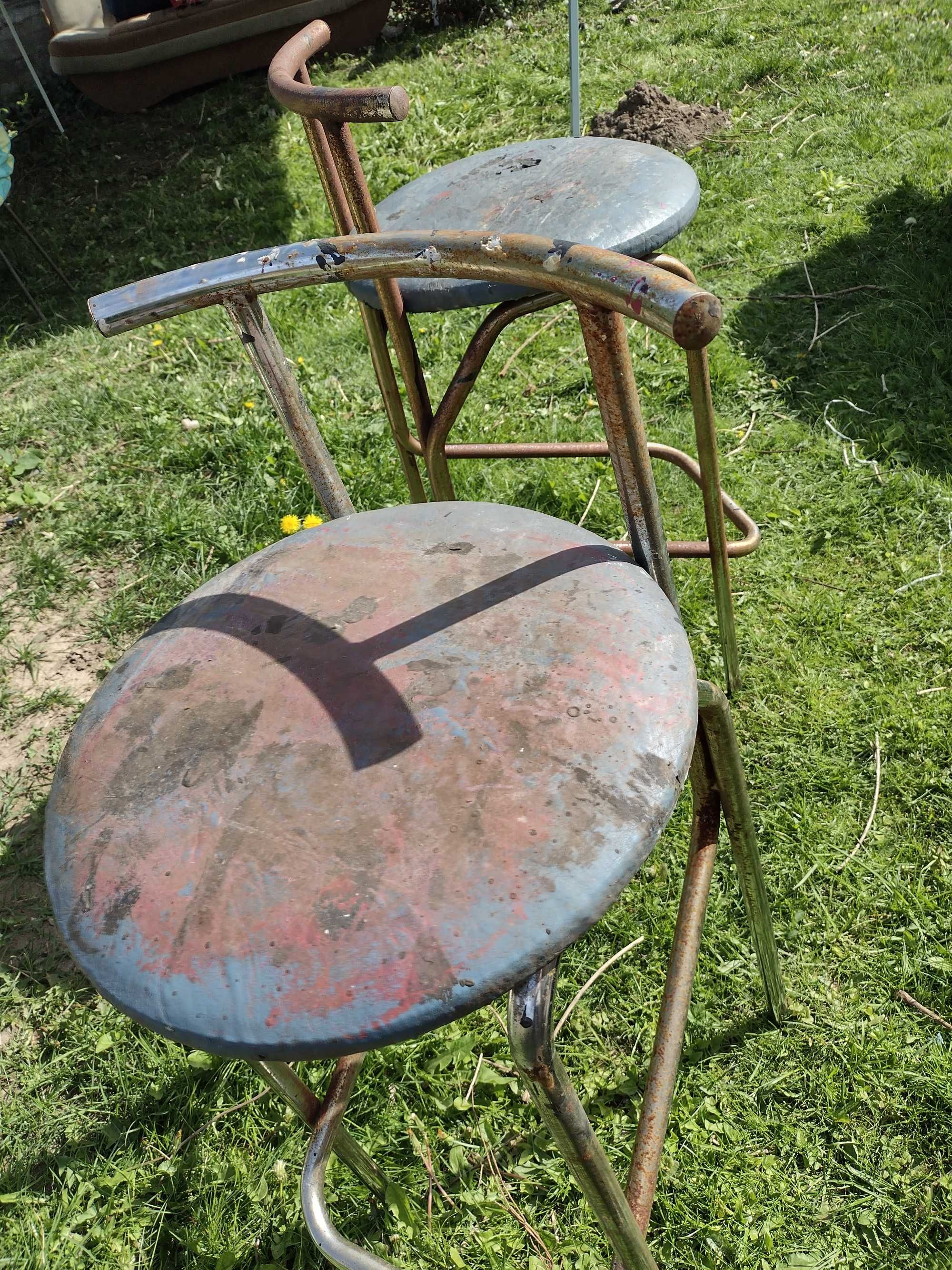Krzesla barowe do renowacji.