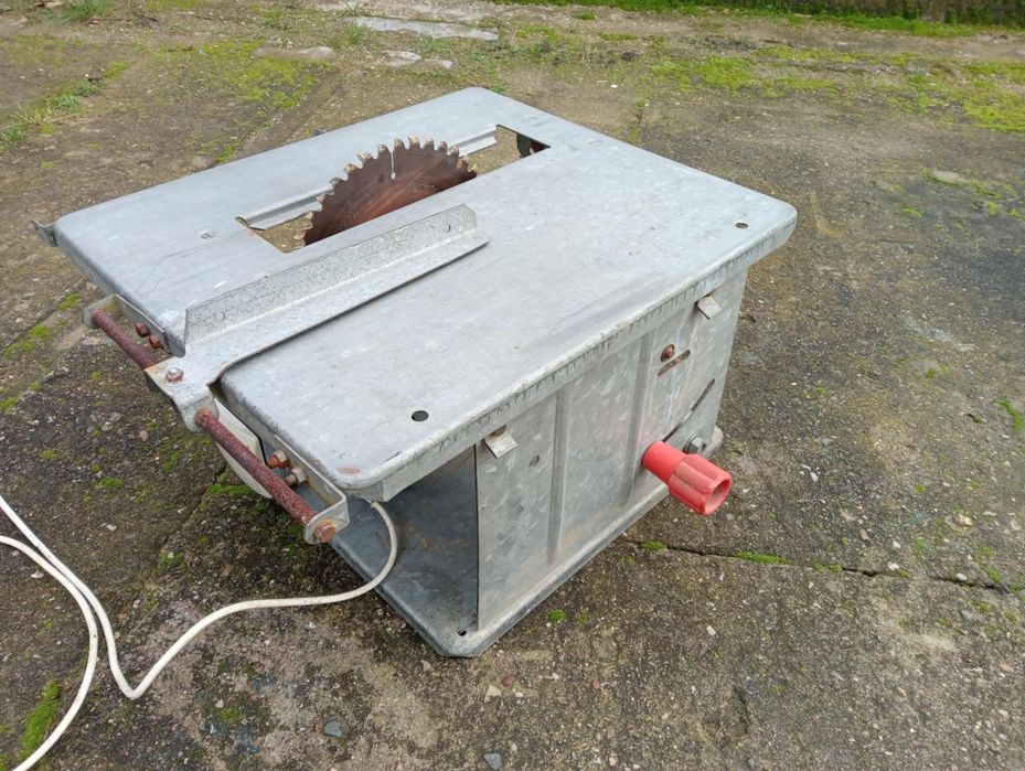 Starej produkcji pilarka do drewna stołowa