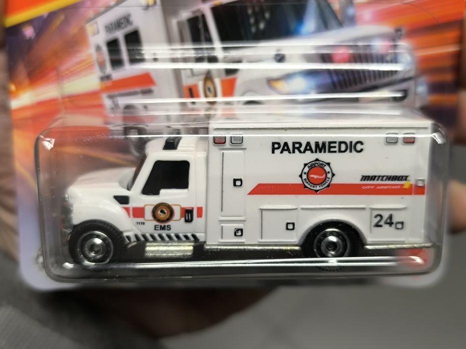 Matchbox/Paramedic/Ambulans/24/125/International Terrastar/Mattel/Nowy