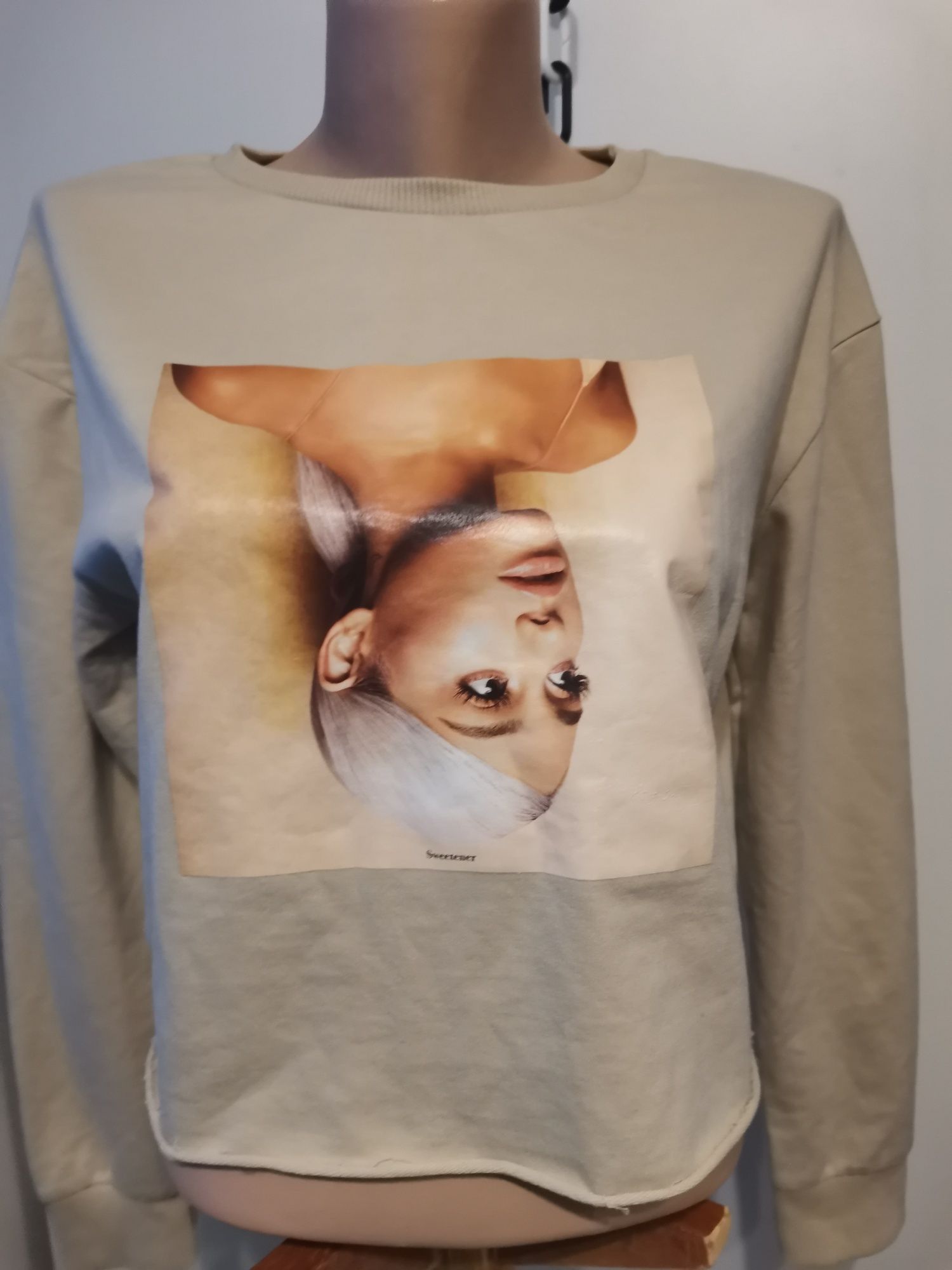 Krótka bluza, top Primark Ariana Grande rozm 34 /36, jasny beż, nadruk