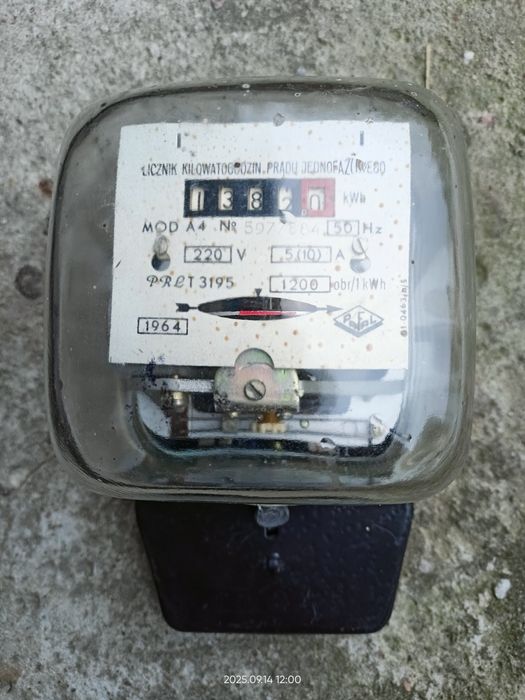Stary licznik prądu kilowatogodzin