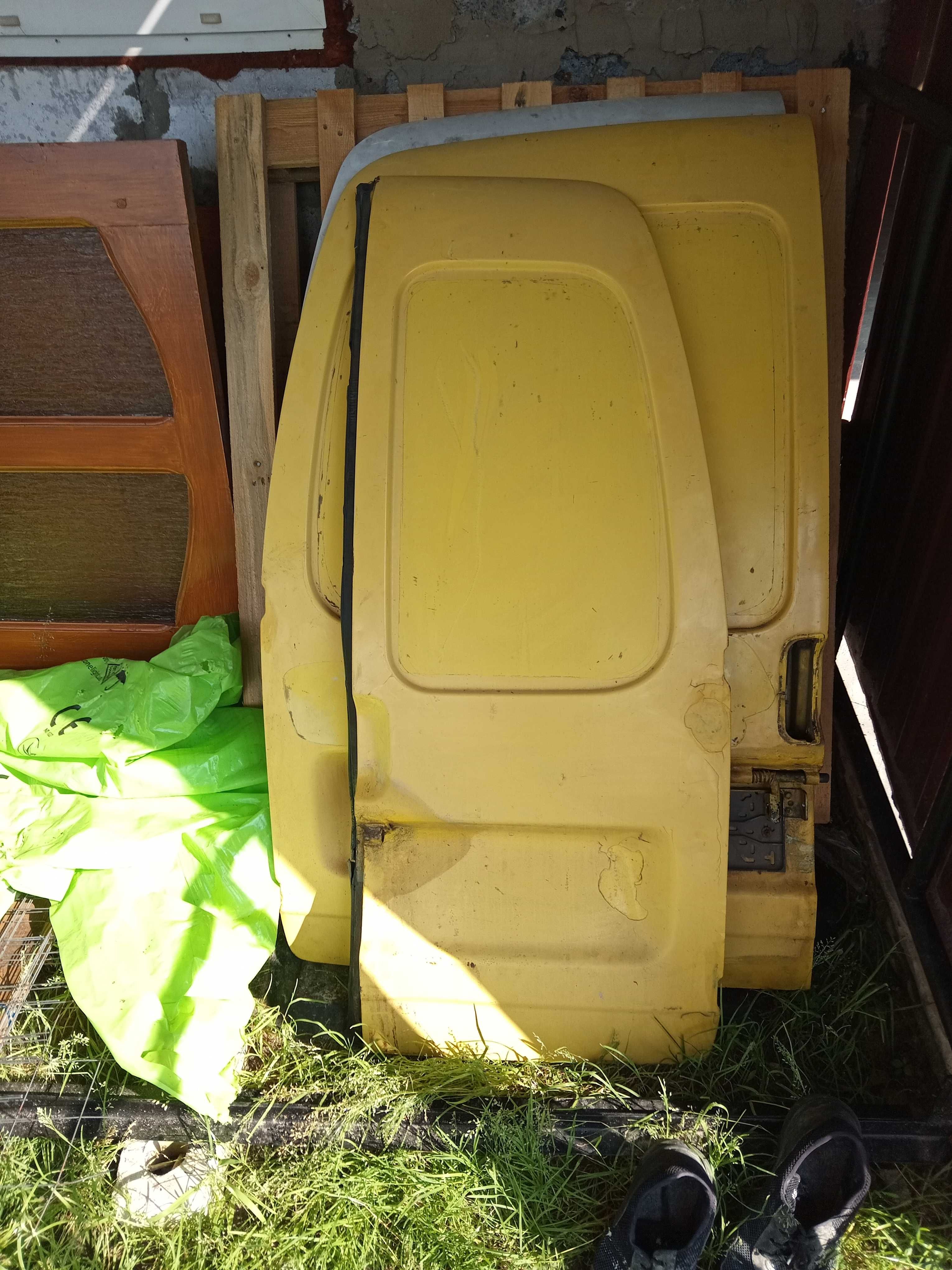 Продам двері на кадді2