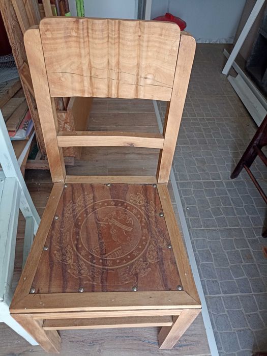 Mesa antiga e cadeiras renovadas