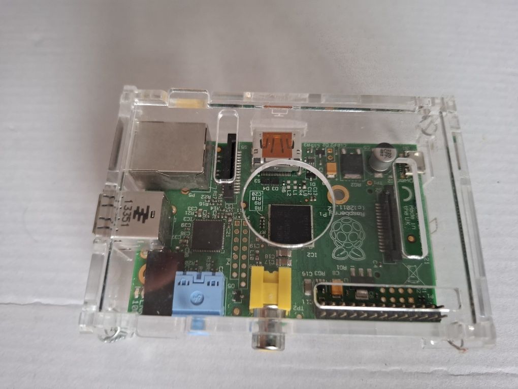 Raspberry pi 1	 b moduł Wi-fi dedykowana kamera