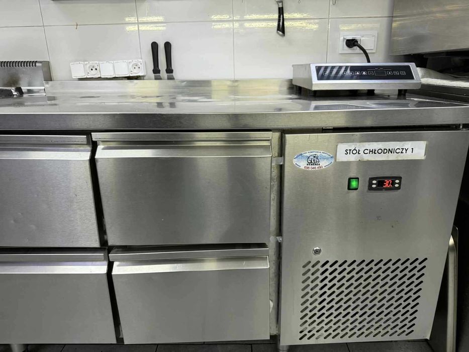 Uszkodzony(czynnik do nabicia) Stół chłodniczy z 4 szufladami i blatem