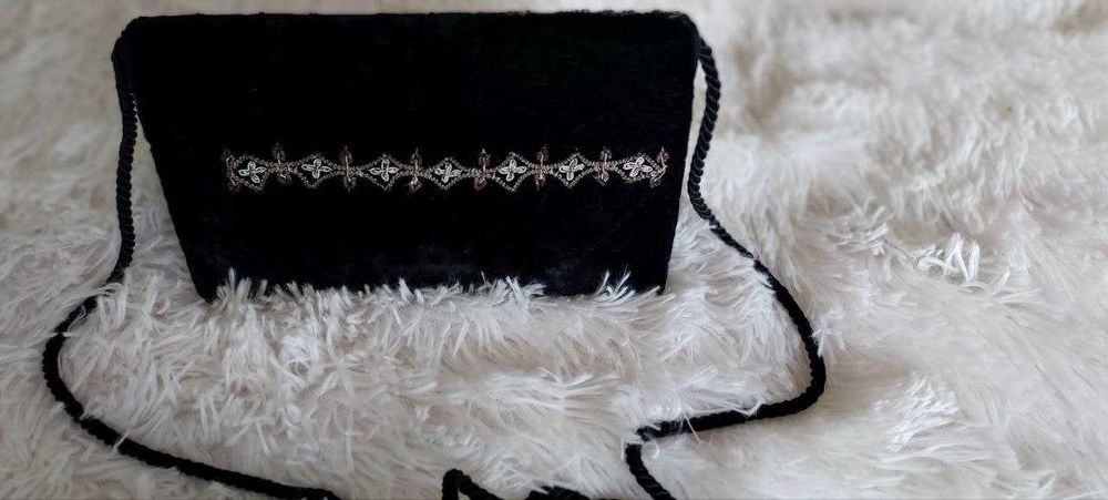 Сумка вечірня оксамитова жорсткий корпус з гарною розшивкою бісером.