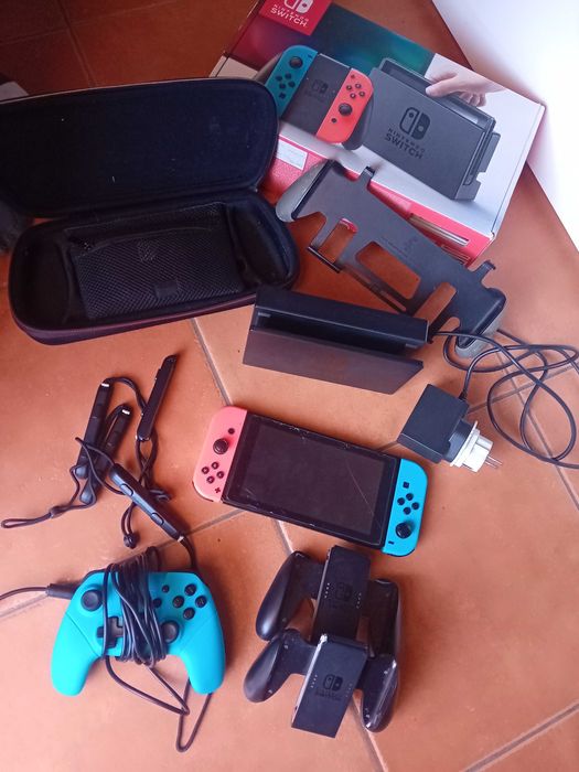 Nintendo Switch com acessorios e bolsa