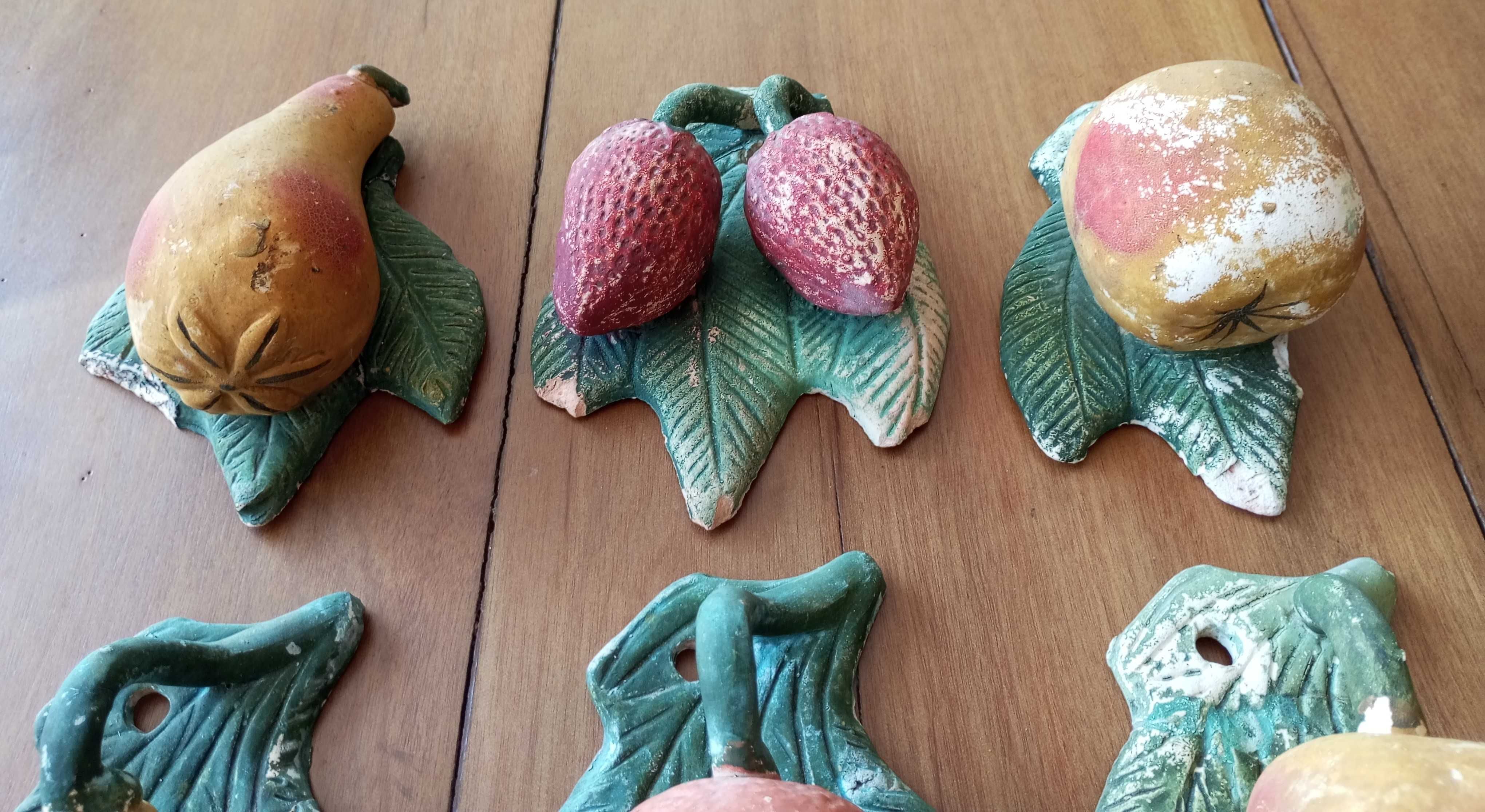 Antigo conjunto de frutos de pendurar em terracota