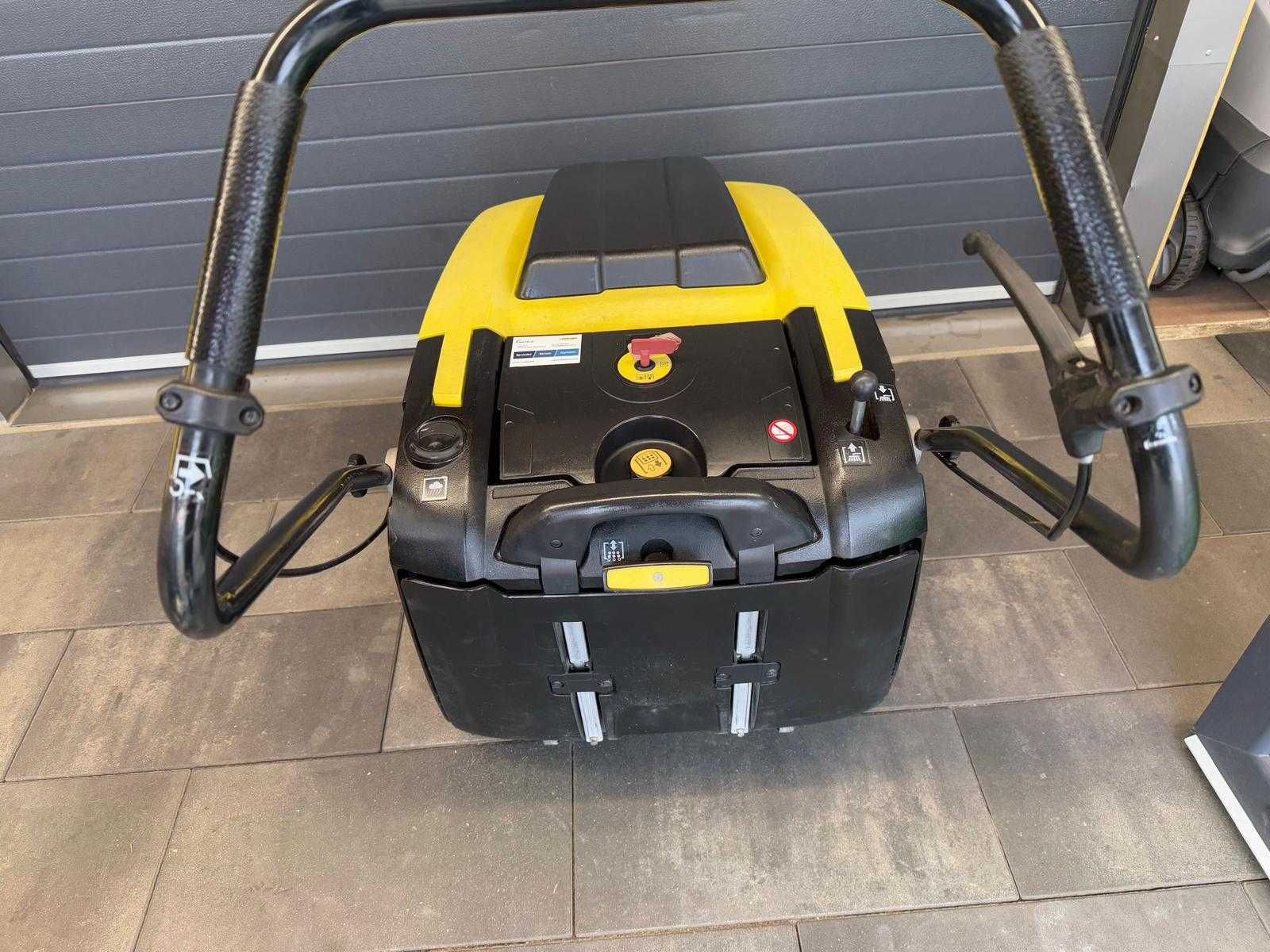 Zamiatarka elektryczna Karcher KM 75/40 W - Nowe akumulatory!