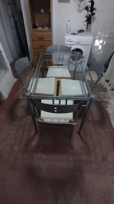 Mesa de cozinha com 4 cadeiras em bom estado