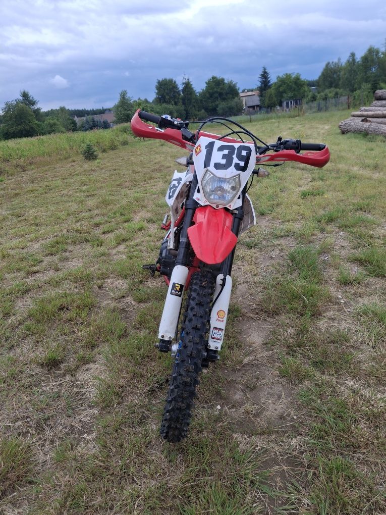 Defender 150 rok produkcji 2021