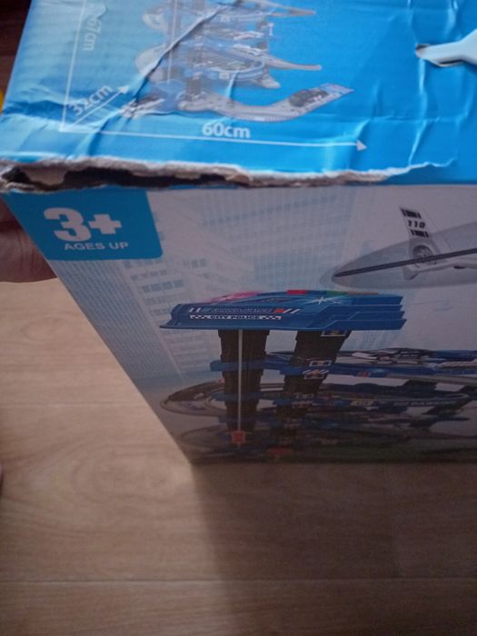 Поліцейський гараж з ліфтом