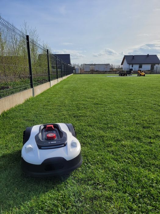 Robot koszący Cedrus L-16 + stacja ładująca