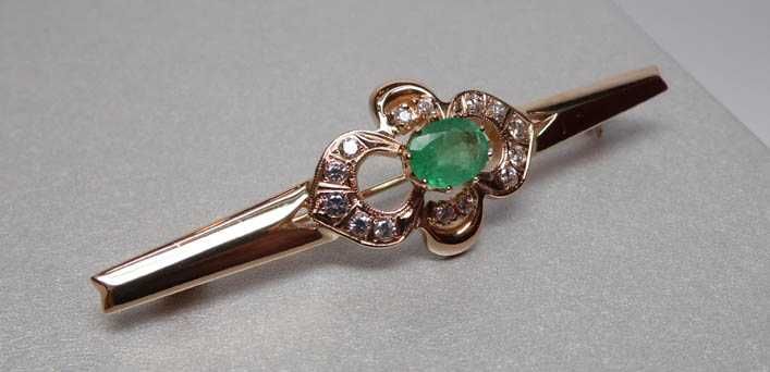 Złota broszka naturalny szmaragd i cyrkonie.