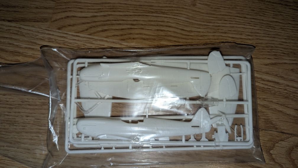 Kompletny model KP 1:72 Vickers Super marine Spitfire Mk. LF IXE