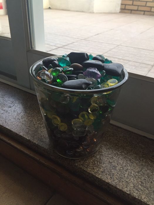 Seixos coloridos em pote vidro