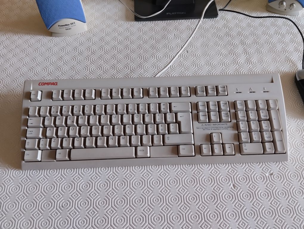 Monitor, teclado,rato e sistema de som
