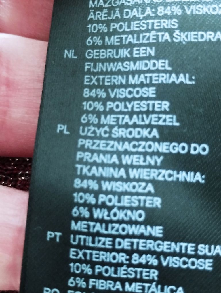 Cienki sweterek ze złotą nitką