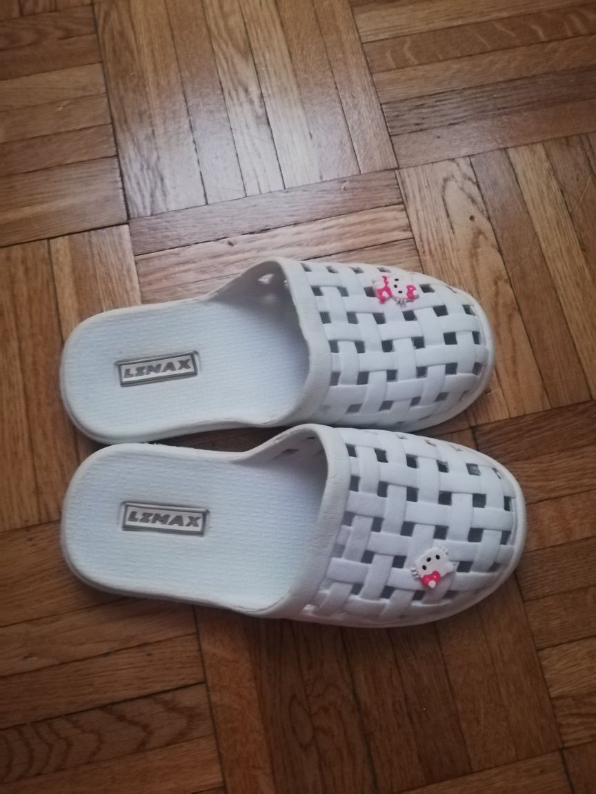 Klapki na basen/plażę Hello Kitty w r 33 długość wkładki 19,5 cm
