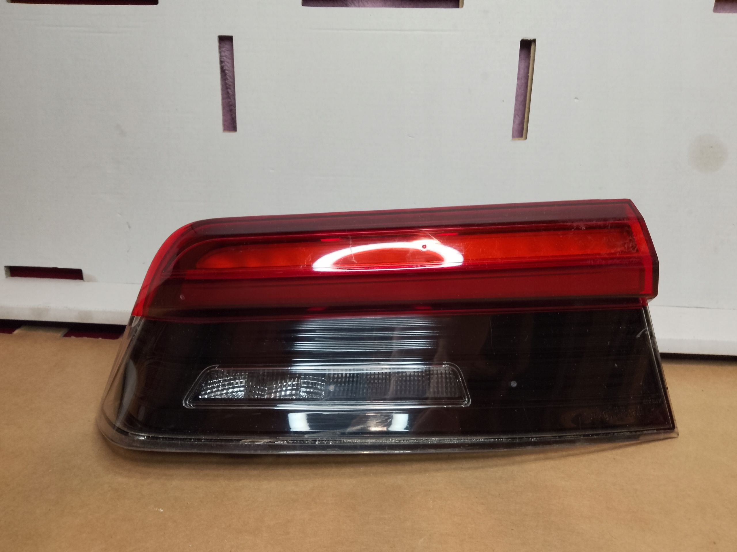 CAŁA ŁADNA Lampa tył tylna prawa w błotnik BMW 3 G20 ORYGINAŁ EUROPA