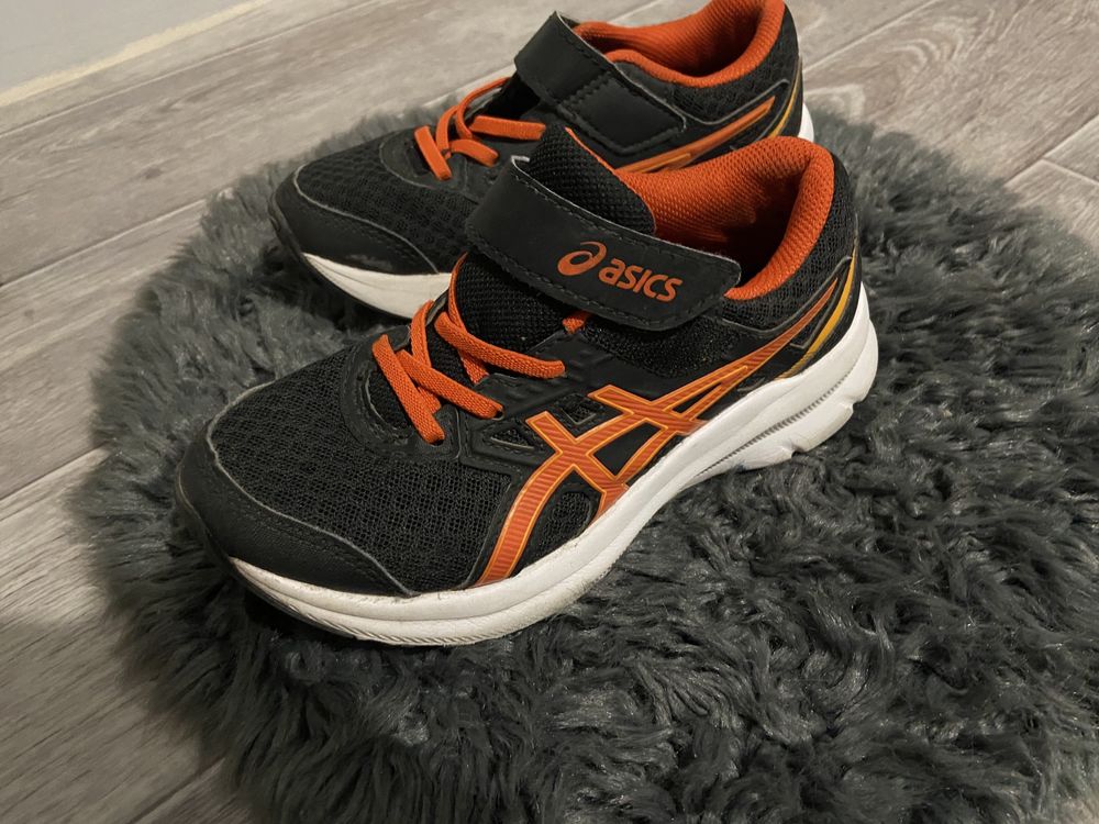 Кроссовки asics.