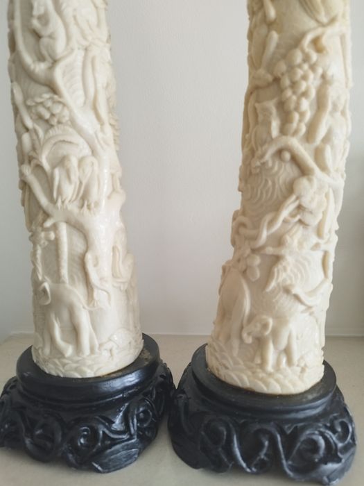Dentes de elefante (imitação) em marfinite em base de madeira