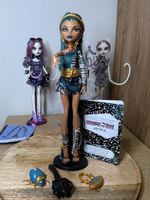 Нефера Де Ніл з кільцем база монстр хай