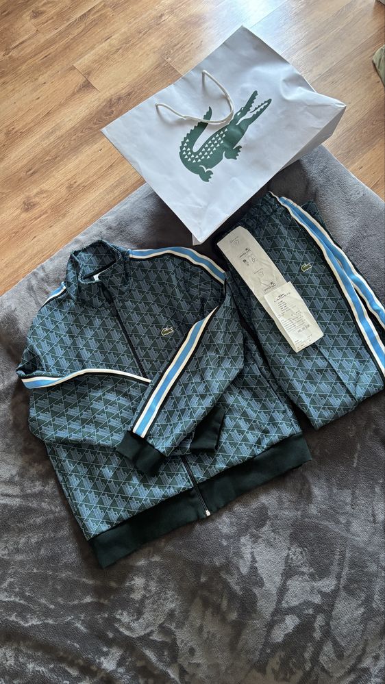dres Lacoste Monogram
